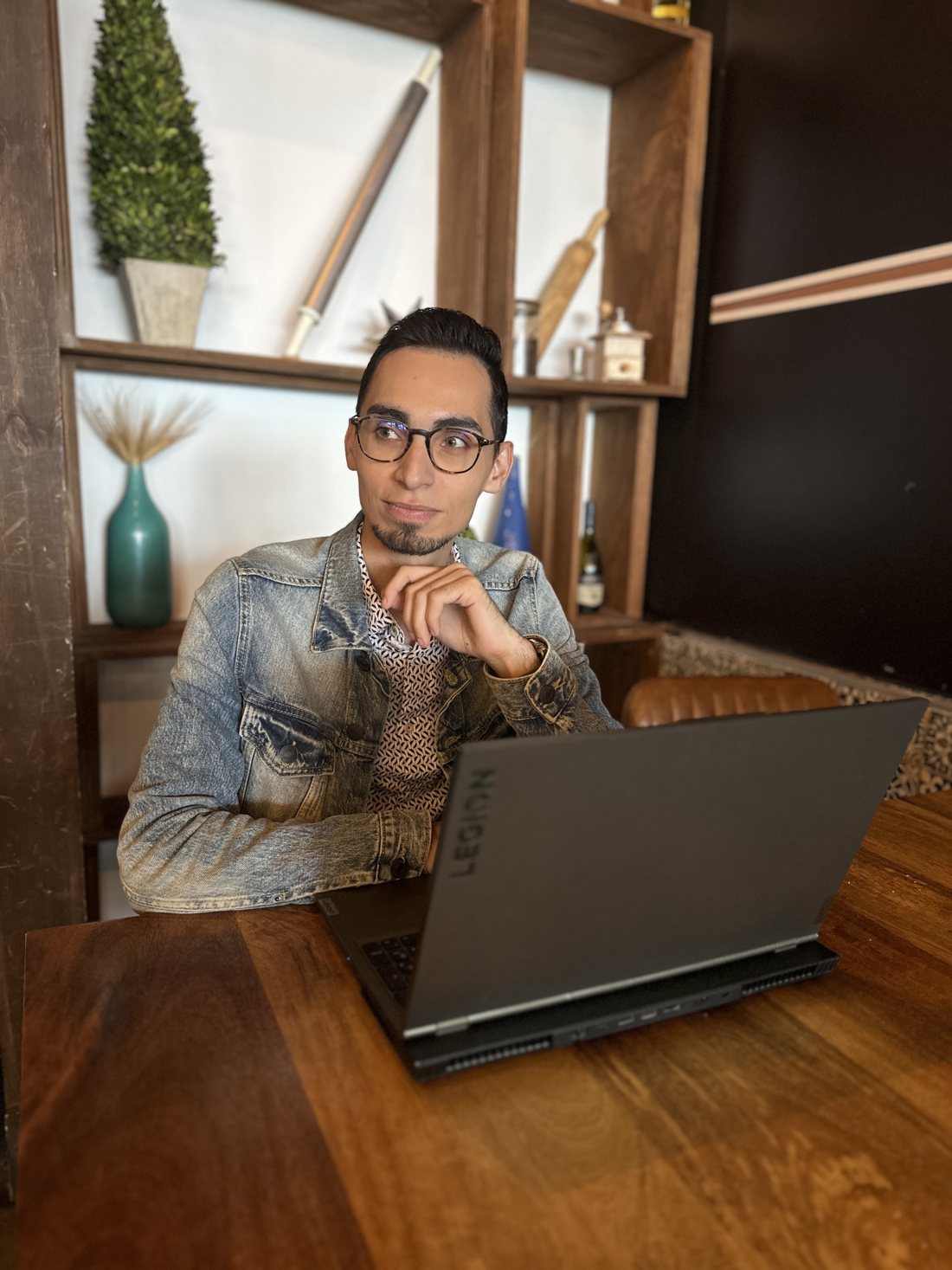 Joseluis pensativo frente a su laptop